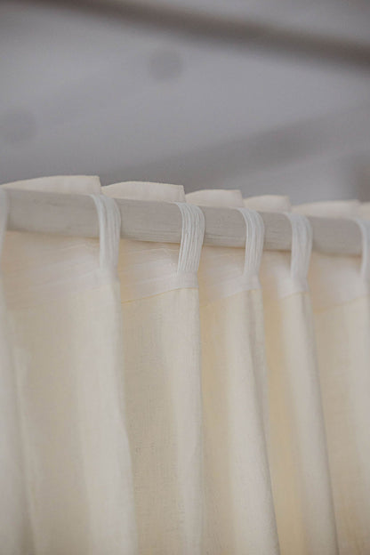 Cremefarbener Leinenvorhang mit multifunktionalem Gardinenband