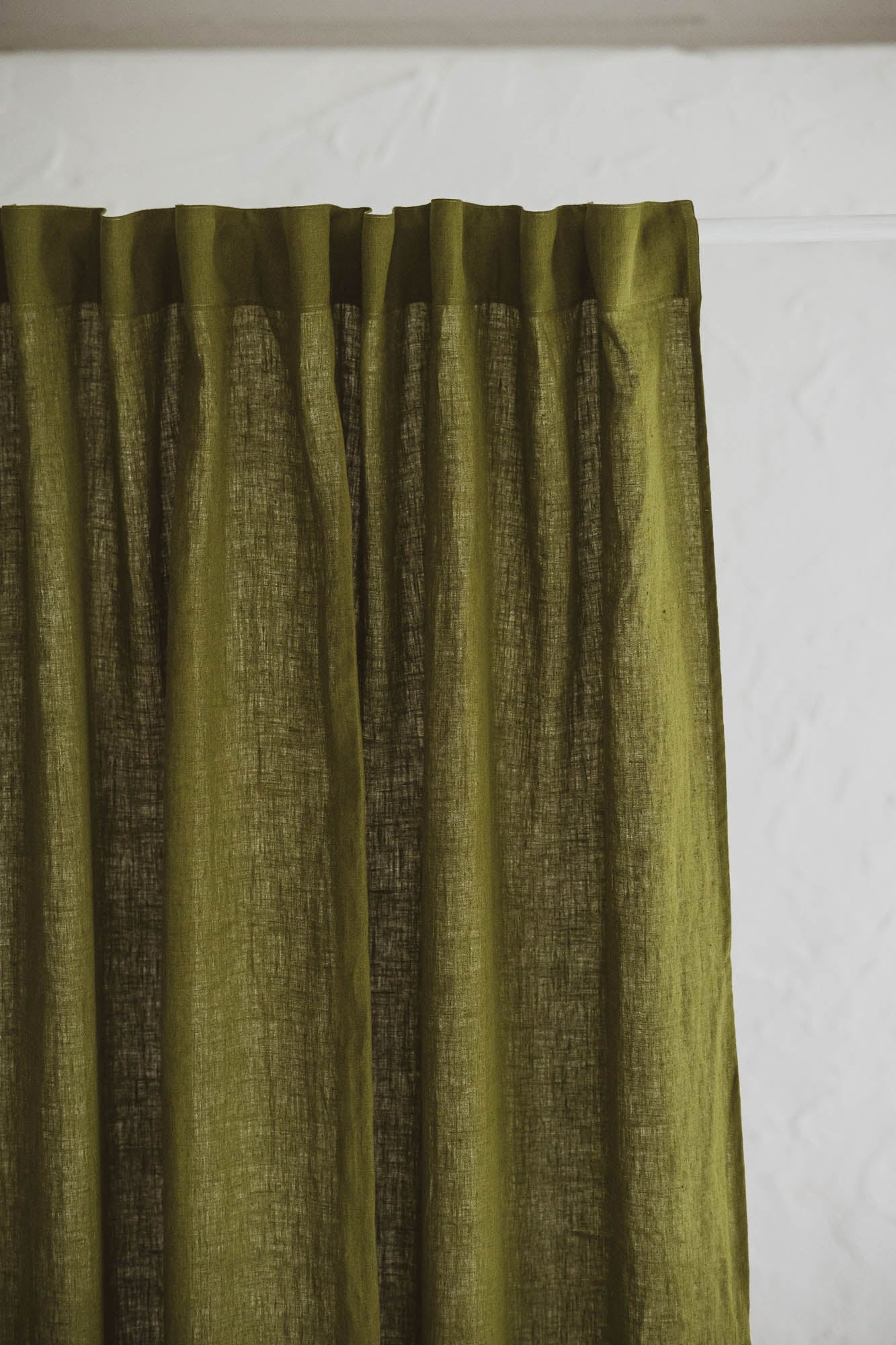Moosgrüner Leinenvorhang mit multifunktionalem Gardinenband