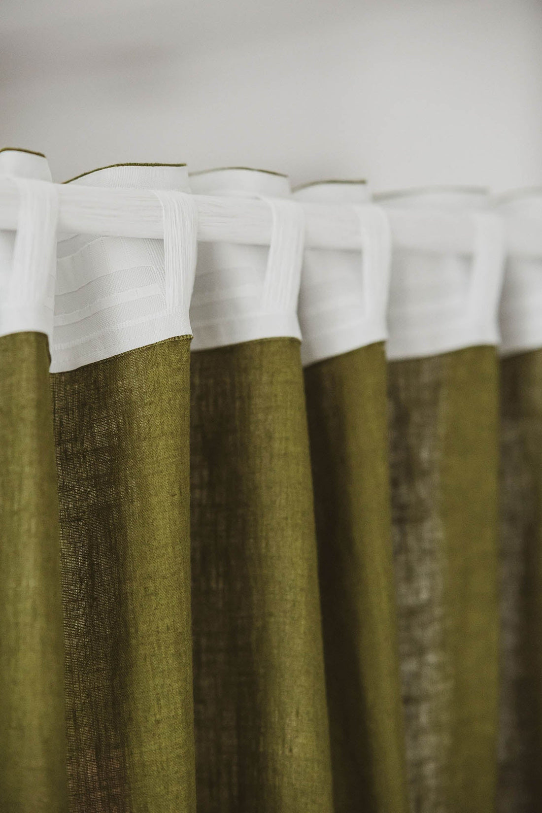 Moosgrüner Leinenvorhang mit multifunktionalem Gardinenband