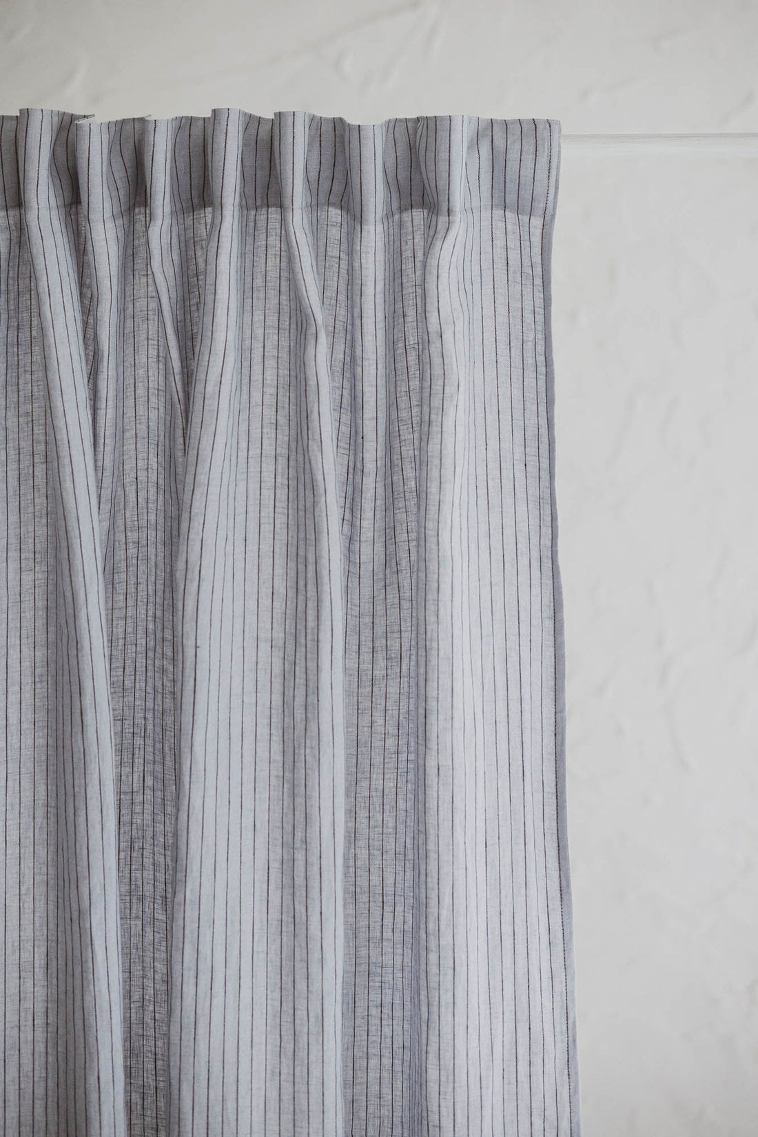 Grau-schwarz gestreifter Leinenvorhang mit multifunktionalem Gardinenband