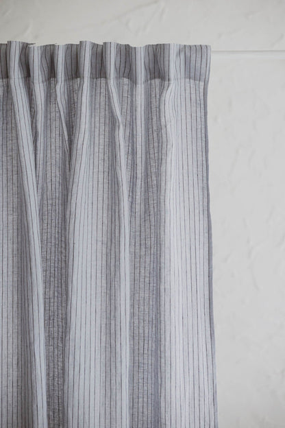 Grau-schwarz gestreifter Leinenvorhang mit multifunktionalem Gardinenband