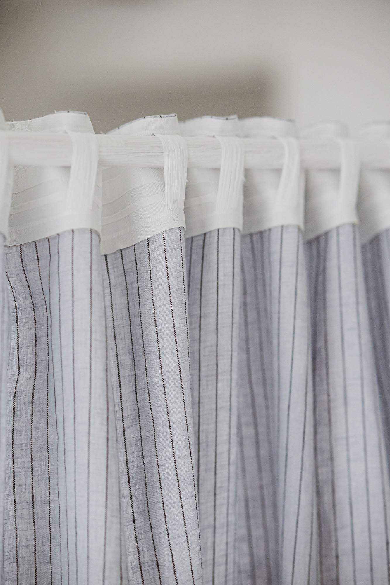 Grau-schwarz gestreifter Leinenvorhang mit multifunktionalem Gardinenband