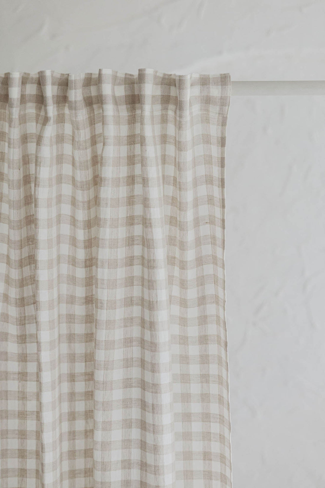 Karierter Leinenvorhang mit multifunktionalem Gardinenband