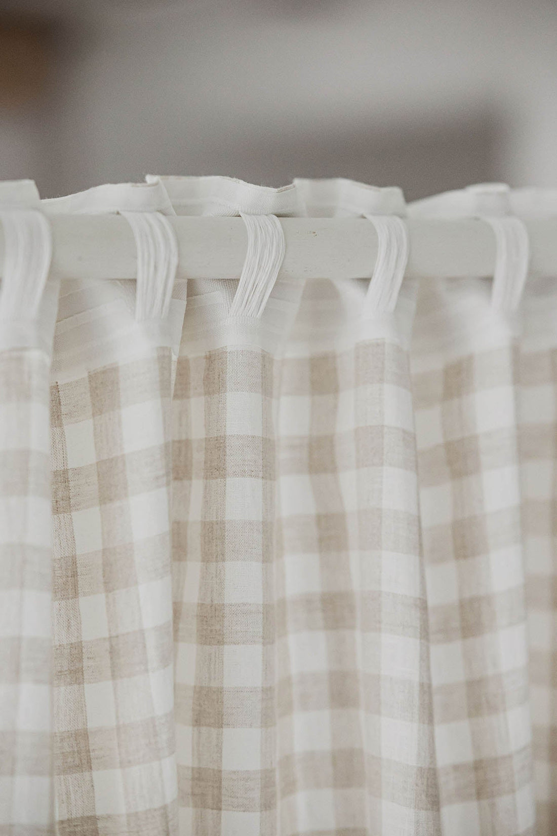 Karierter Leinenvorhang mit multifunktionalem Gardinenband