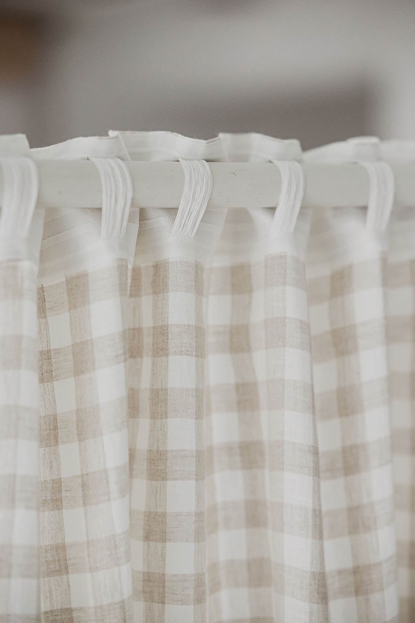 Karierter Leinenvorhang mit multifunktionalem Gardinenband