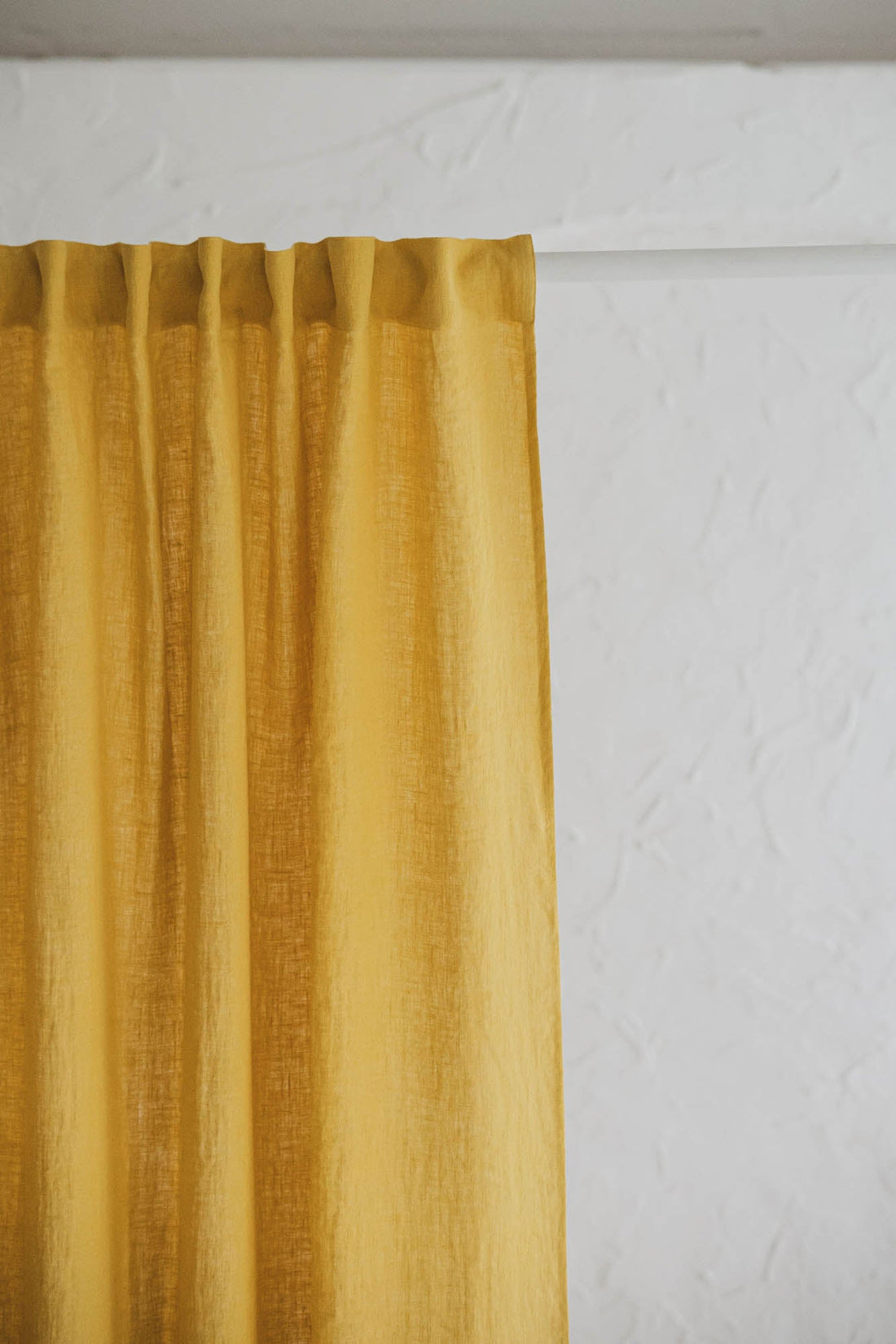 Mimosengelber Leinenvorhang mit multifunktionalem Gardinenband