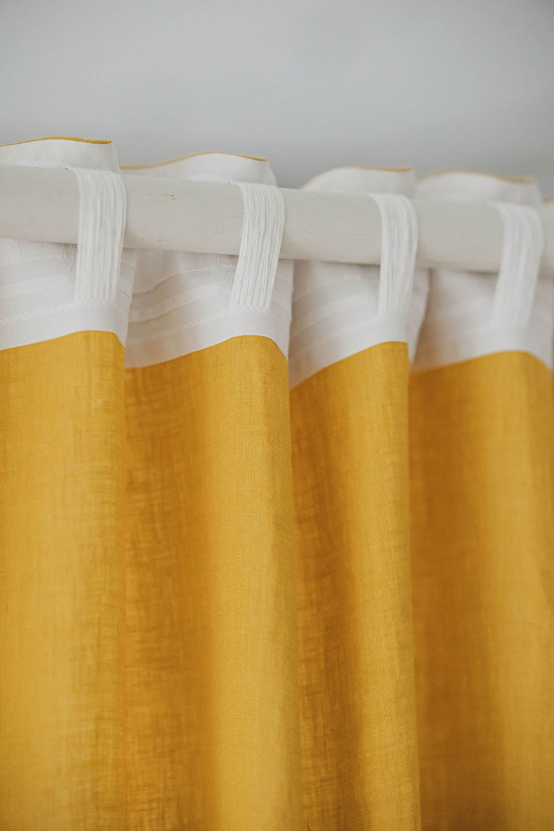 Mimosengelber Leinenvorhang mit multifunktionalem Gardinenband