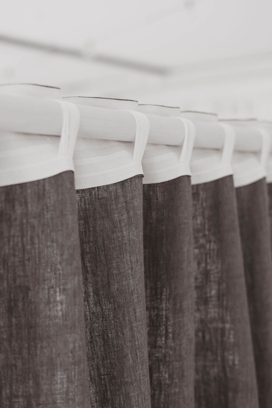 Schwerer, anthrazitgrauer Leinenvorhang mit multifunktionalem Gardinenband