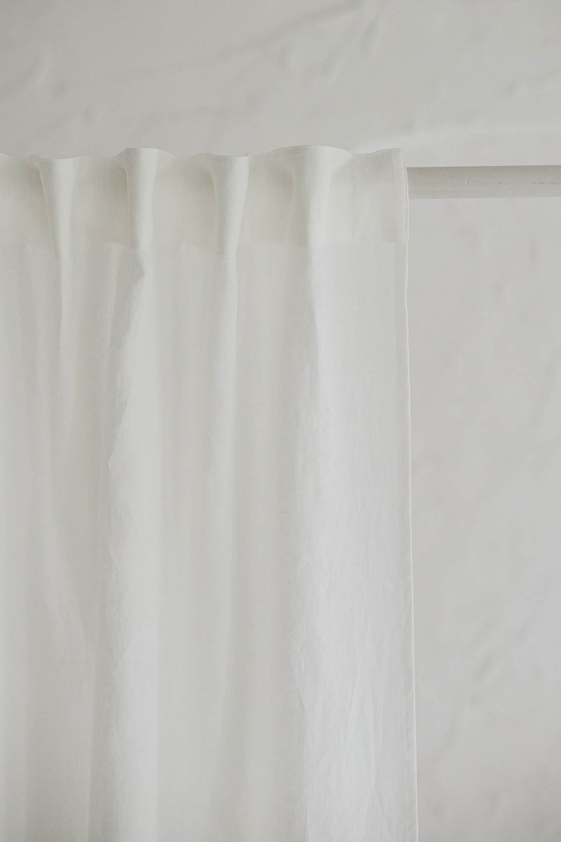 Cremeweißer Leinenvorhang mit multifunktionalem Gardinenband