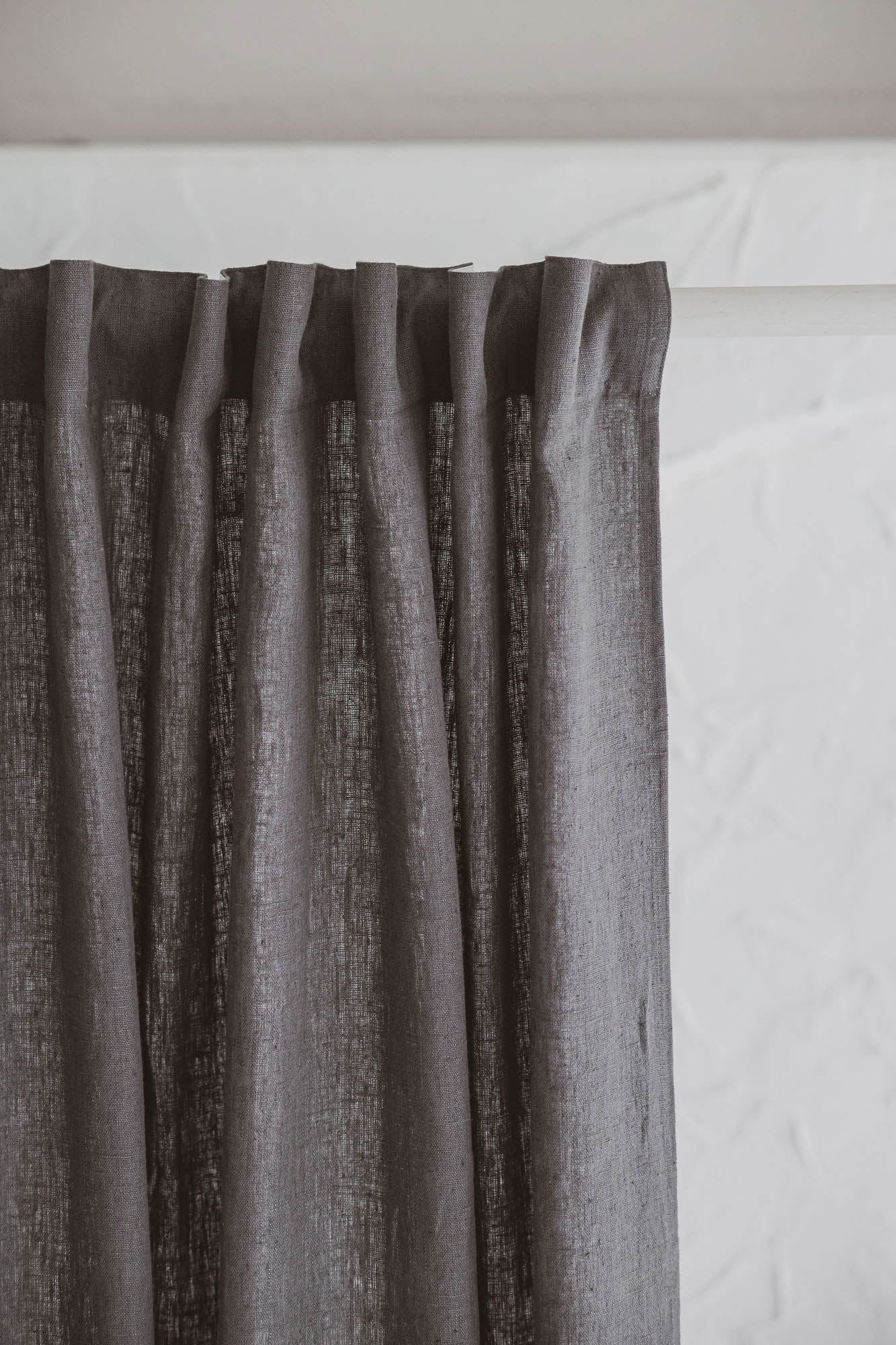 Schwerer, anthrazitgrauer Leinenvorhang mit multifunktionalem Gardinenband