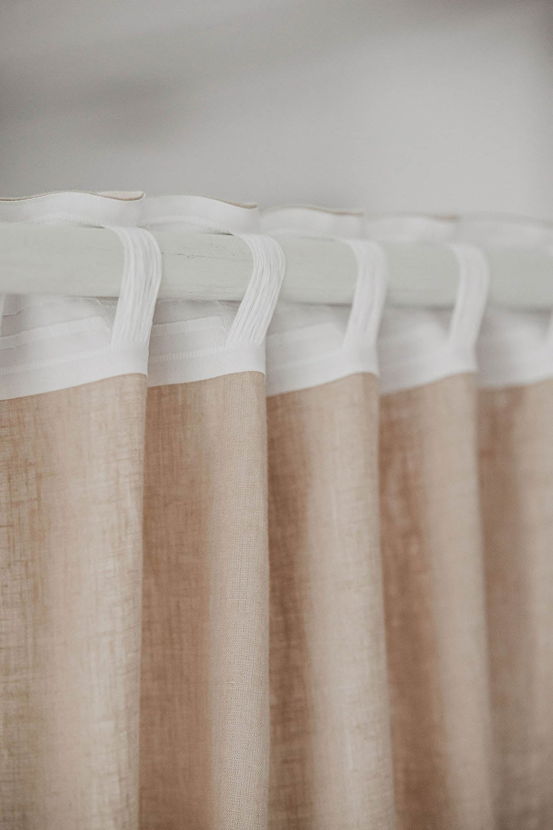 Sandfarbener Leinenvorhang mit multifunktionalem Gardinenband