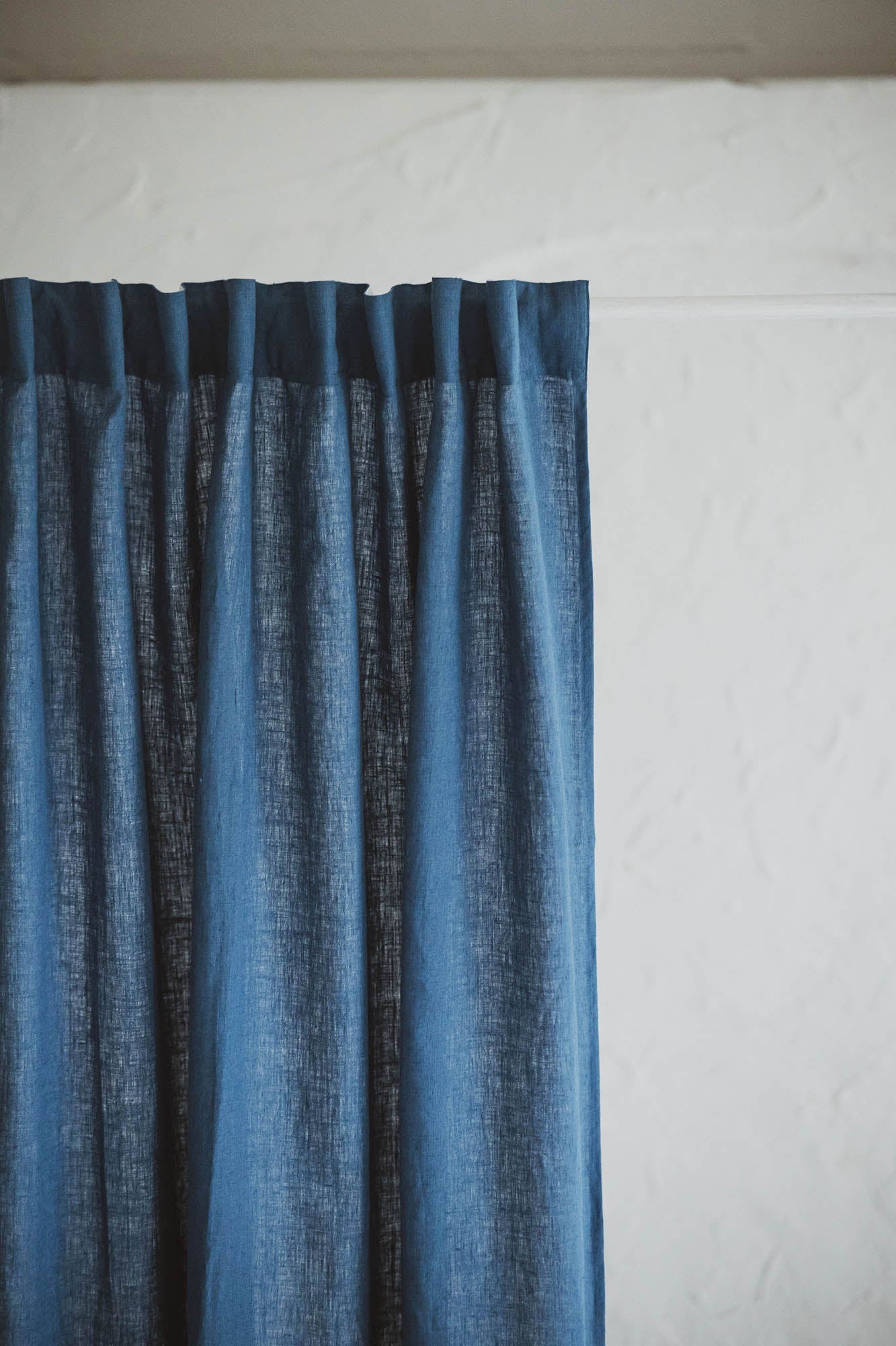 Kornblumenblauer Leinenvorhang mit multifunktionalem Gardinenband