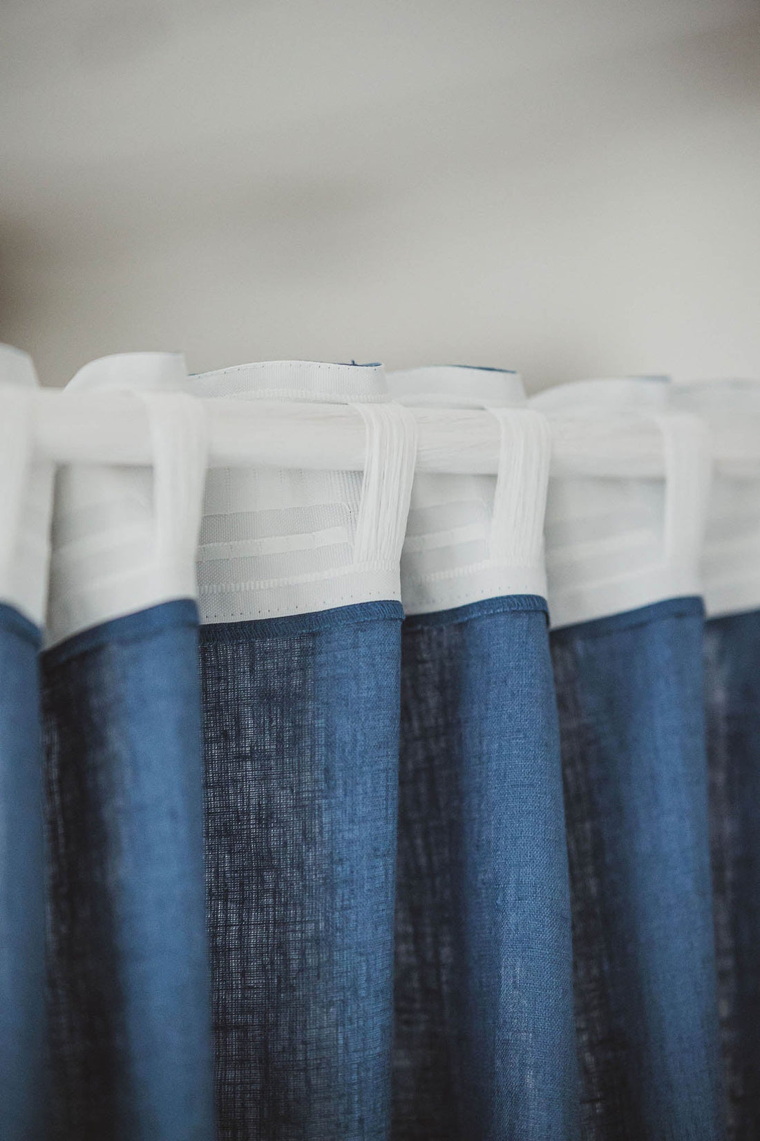 Kornblumenblauer Leinenvorhang mit multifunktionalem Gardinenband