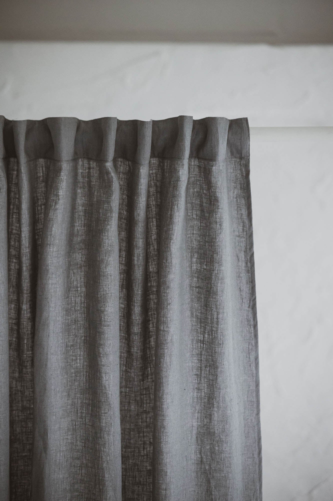 Grauer Leinenvorhang mit multifunktionalem Gardinenband