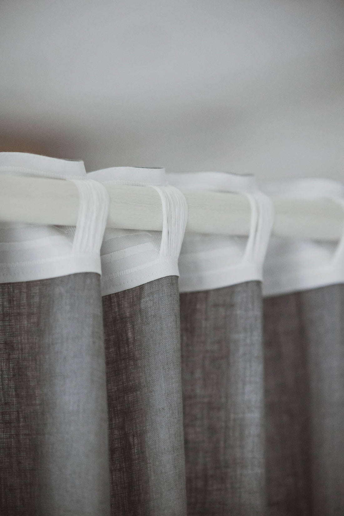 Grauer Leinenvorhang mit multifunktionalem Gardinenband