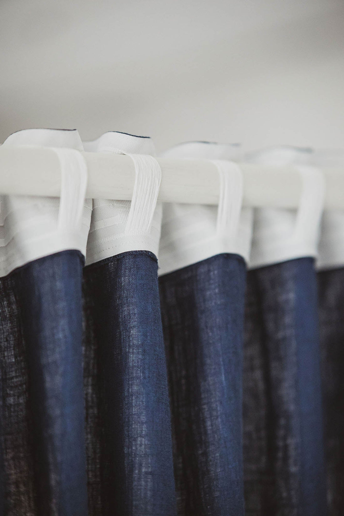 Mitternachtsblauer Leinenvorhang mit multifunktionalem Gardinenband