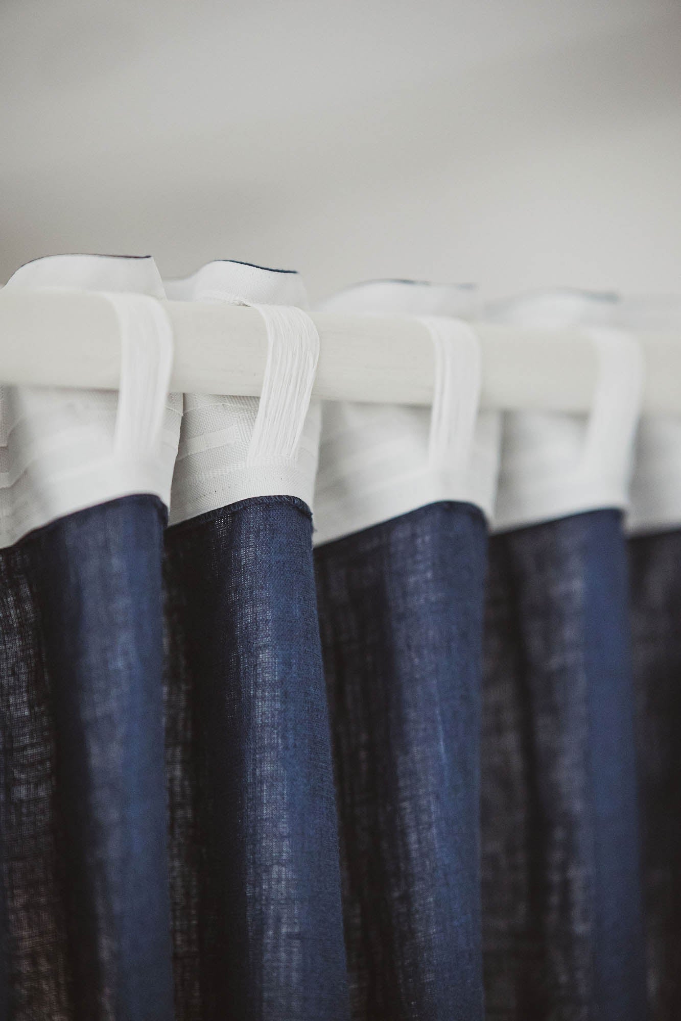 Mitternachtsblauer Leinenvorhang mit multifunktionalem Gardinenband