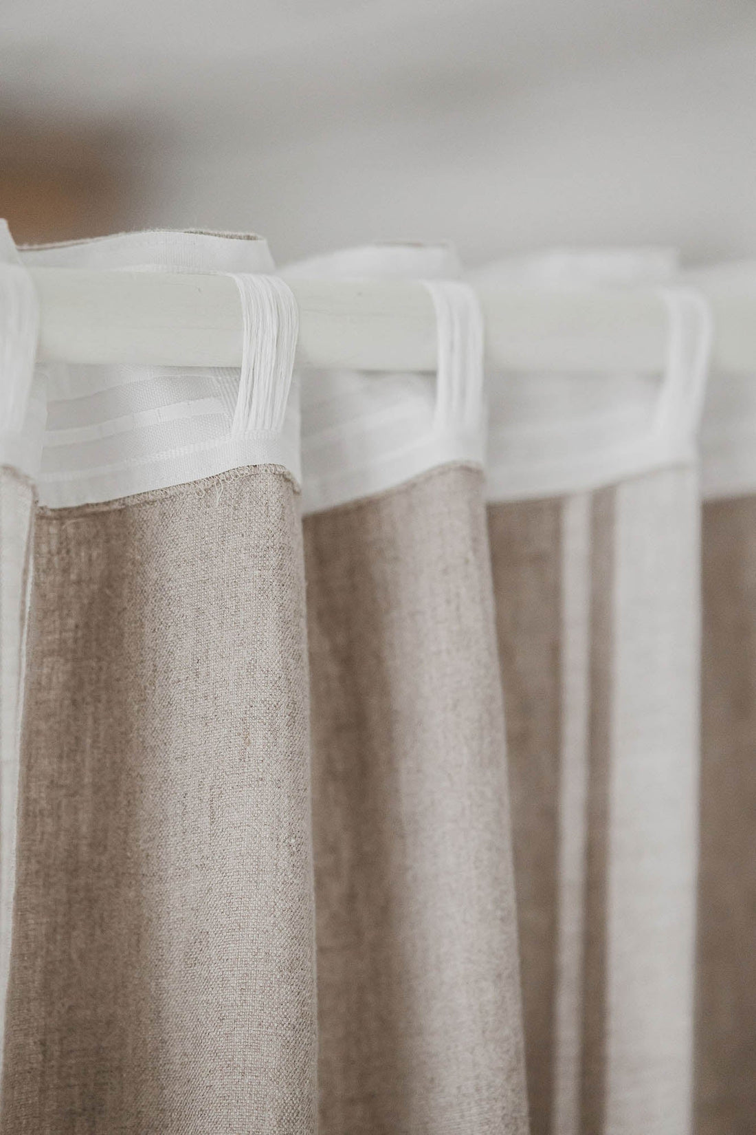 Leinenvorhang im französischen Stil mit natürlichen Streifen und multifunktionalem Gardinenband