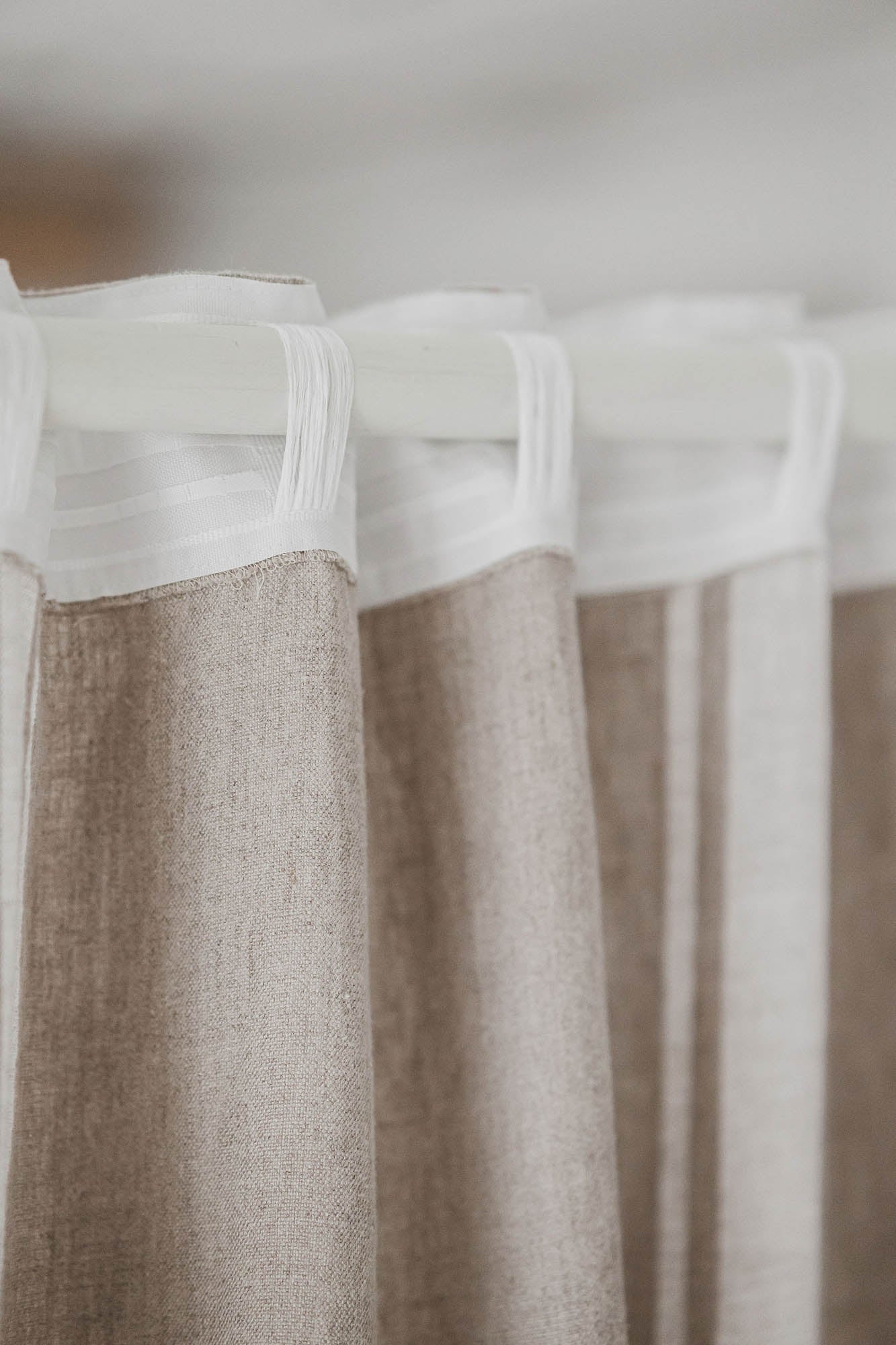 Leinenvorhang im französischen Stil mit natürlichen Streifen und multifunktionalem Gardinenband