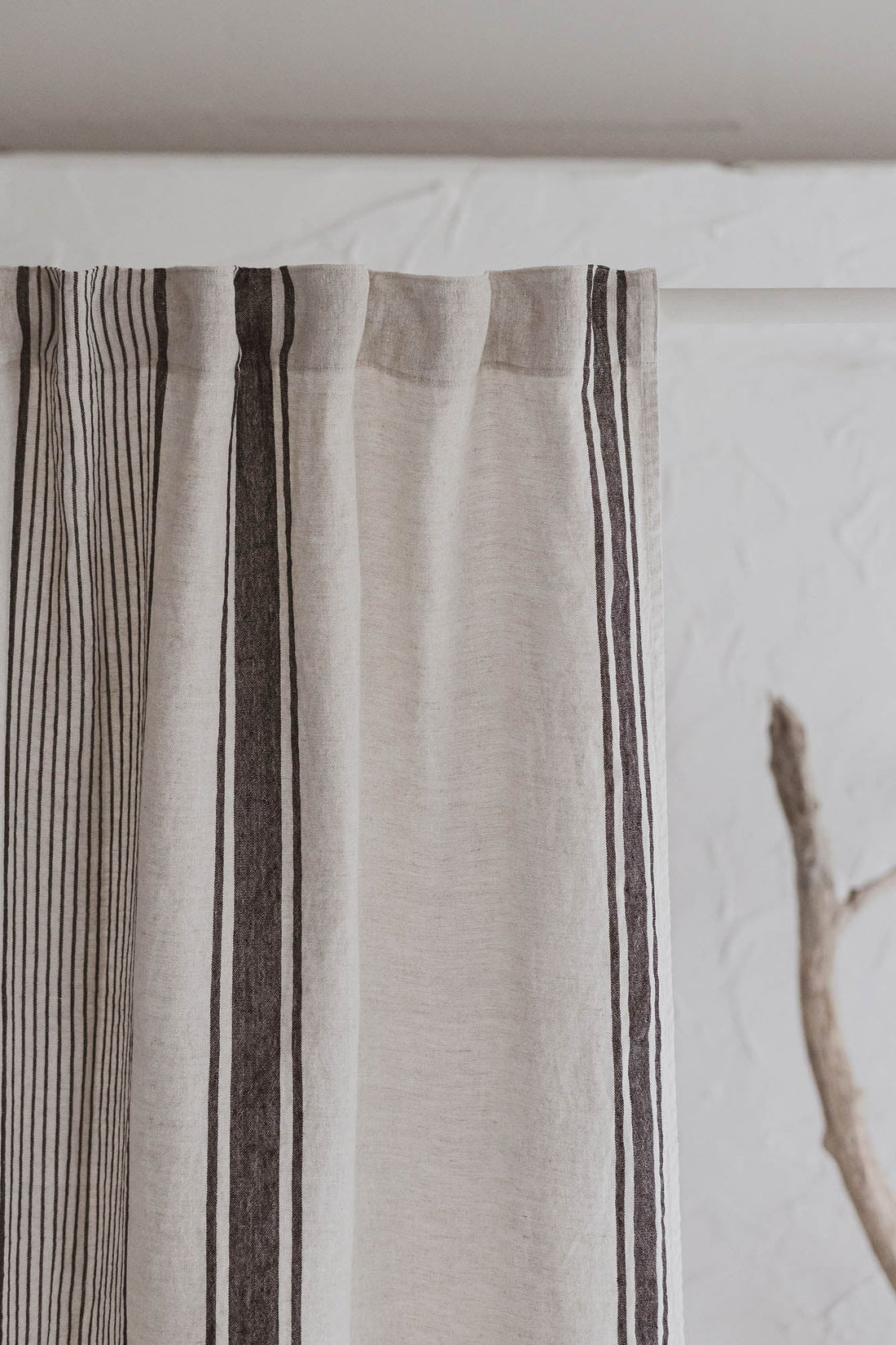 Leinenvorhang im französischen Stil mit schwarzen Streifen und multifunktionalem Gardinenband