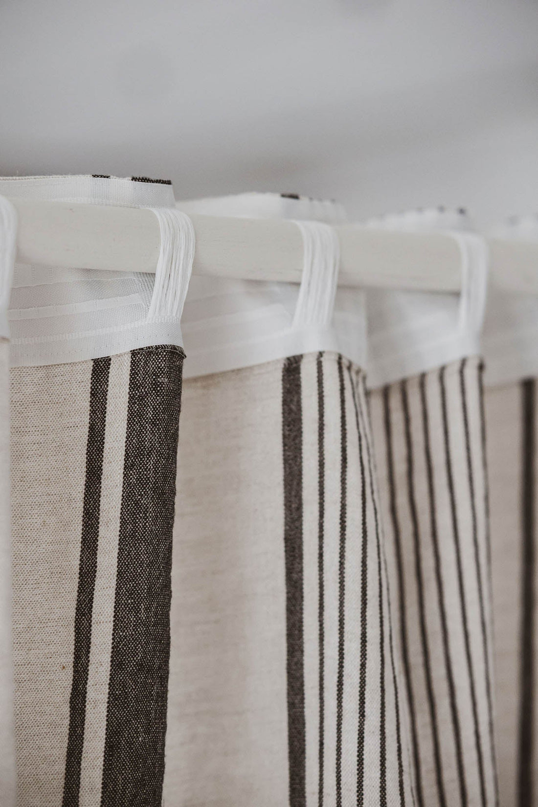 Leinenvorhang im französischen Stil mit schwarzen Streifen und multifunktionalem Gardinenband