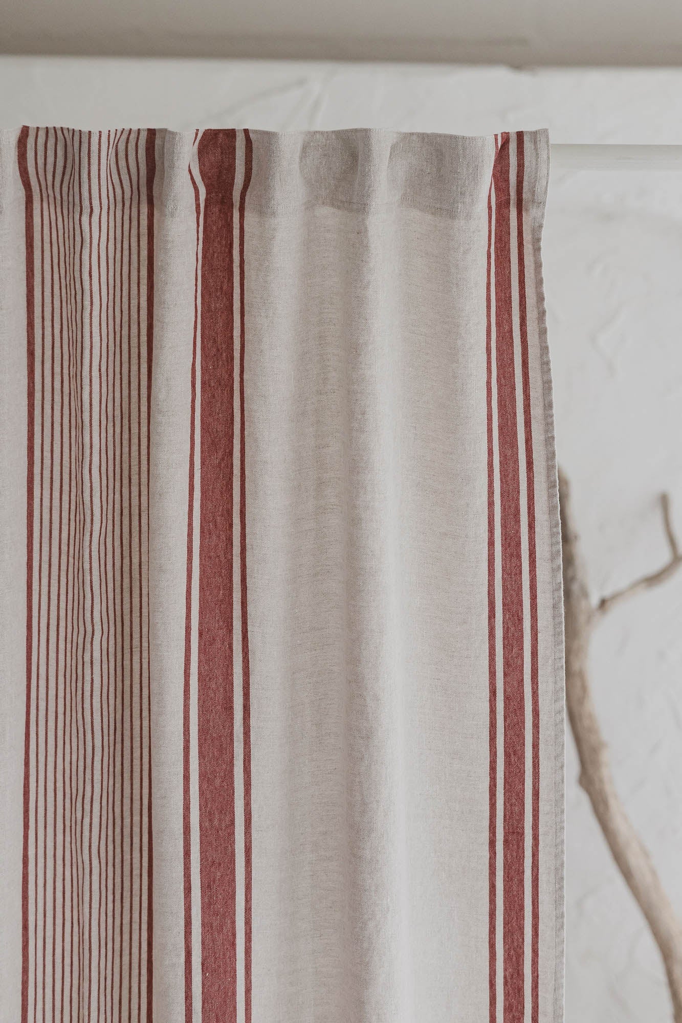 Leinenvorhang im französischen Stil mit kirschroten Streifen und multifunktionalem Gardinenband