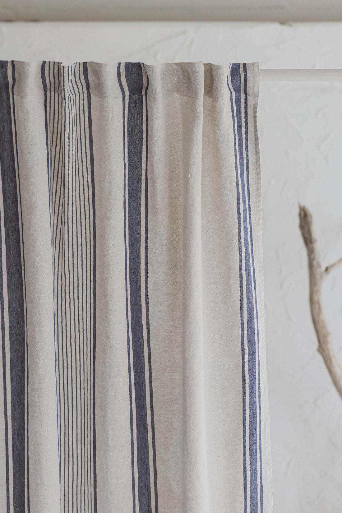 Leinenvorhang im französischen Stil mit blauen Streifen und multifunktionalem Gardinenband