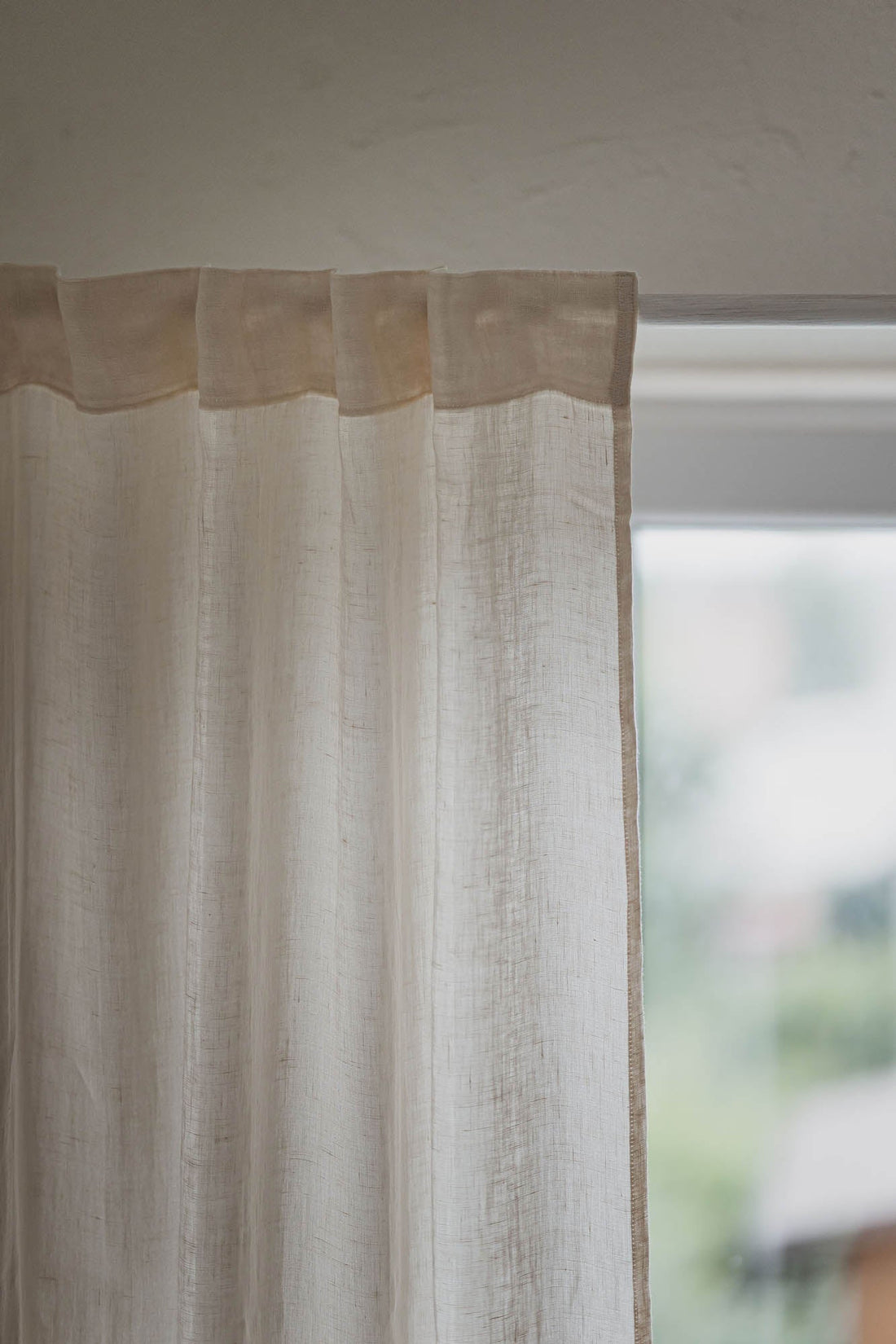 Hellcremefarbener, transparenter Leinenvorhang mit multifunktionalem Gardinenband