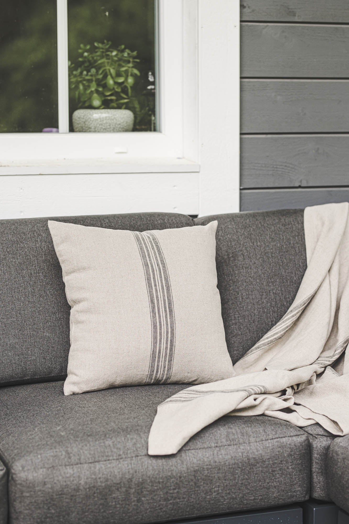 Rustikaler Kissenbezug aus Leinen mit schwarzen Streifen