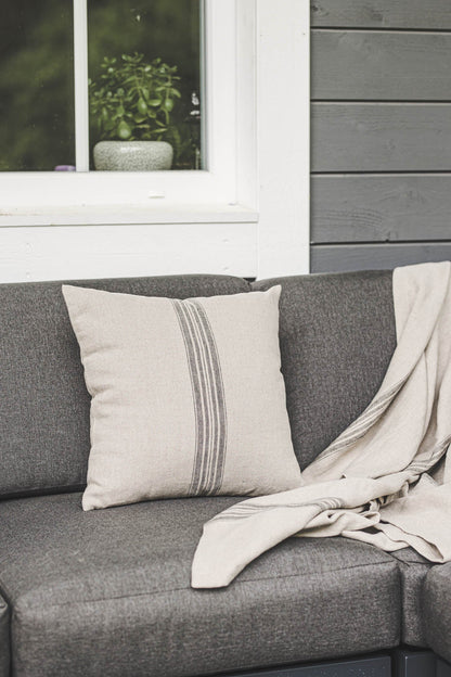 Rustikaler Kissenbezug aus Leinen mit schwarzen Streifen