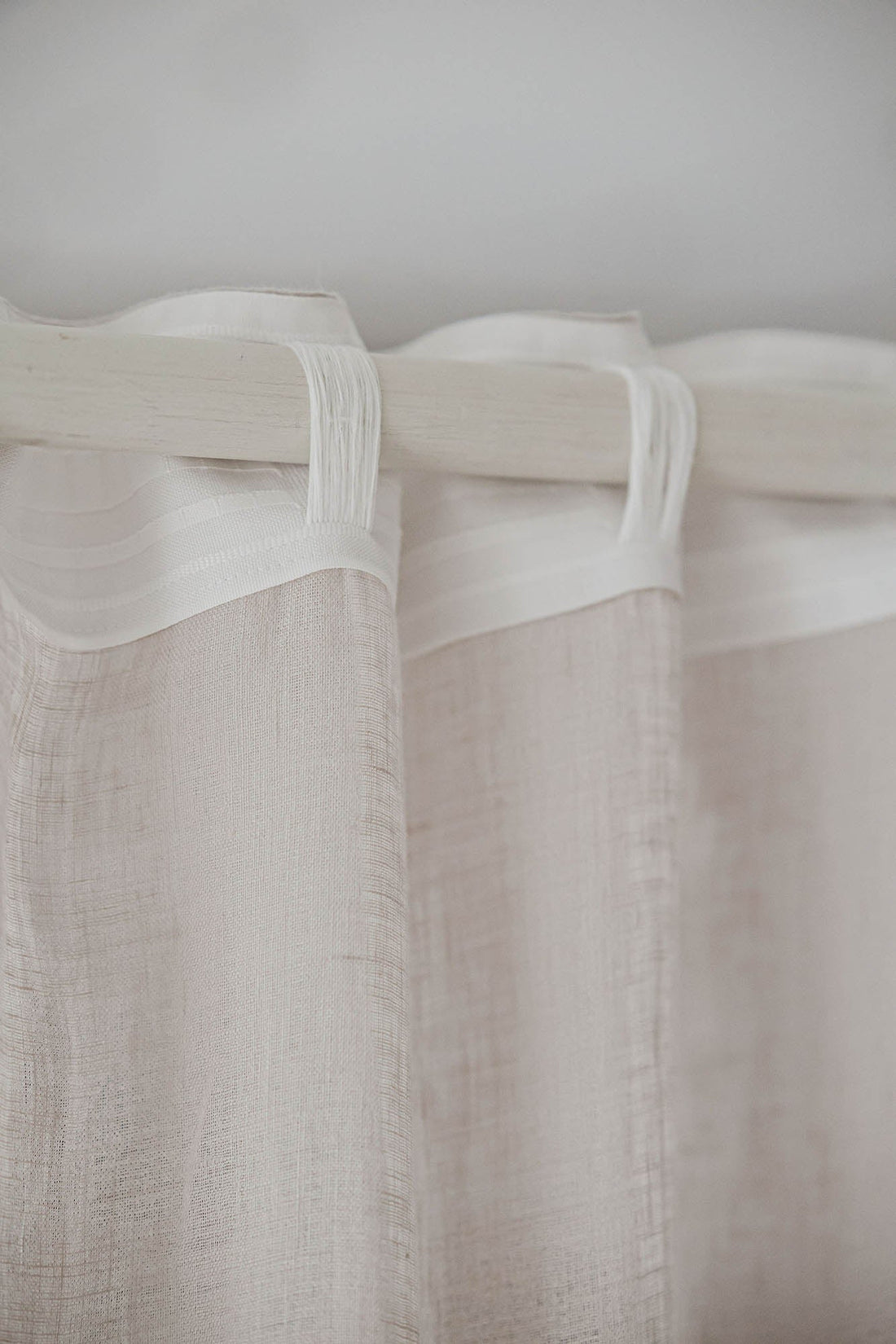 Transparenter Leinenvorhang in Sandweiß mit multifunktionalem Gardinenband