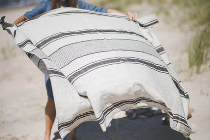 Leinen-Strandtuch mit schwarzen Streifen