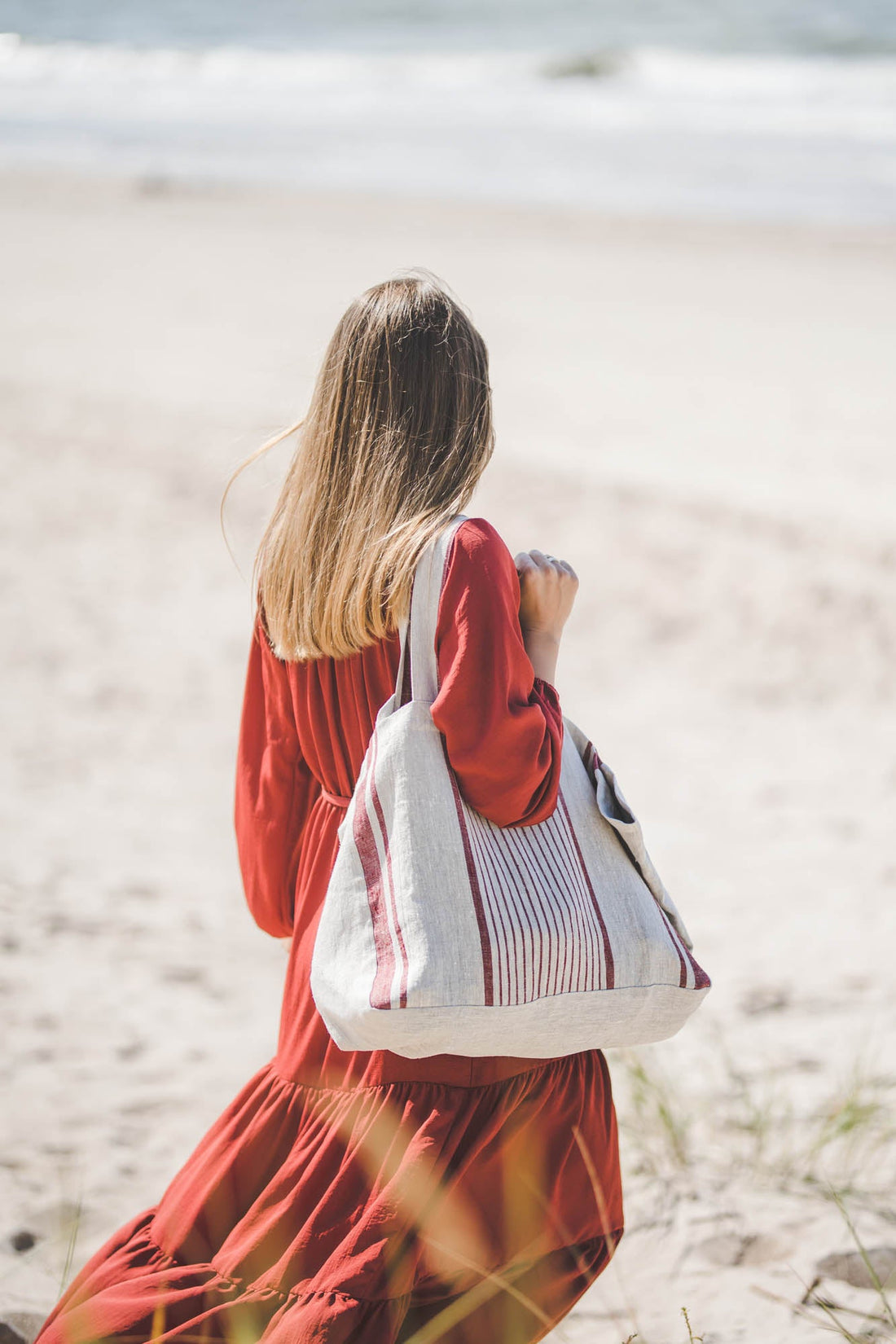Strandtasche aus Leinen mit kirschroten Streifen