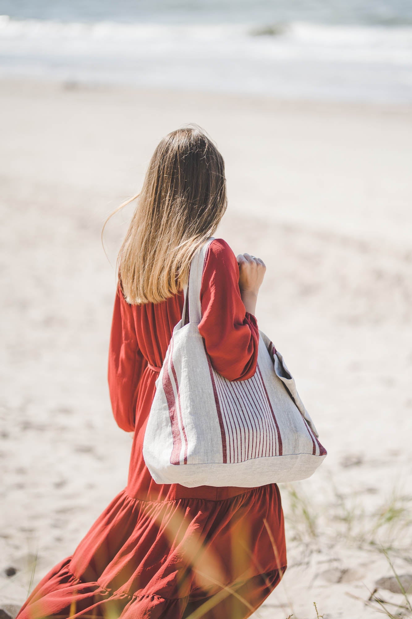 Strandtasche aus Leinen mit kirschroten Streifen