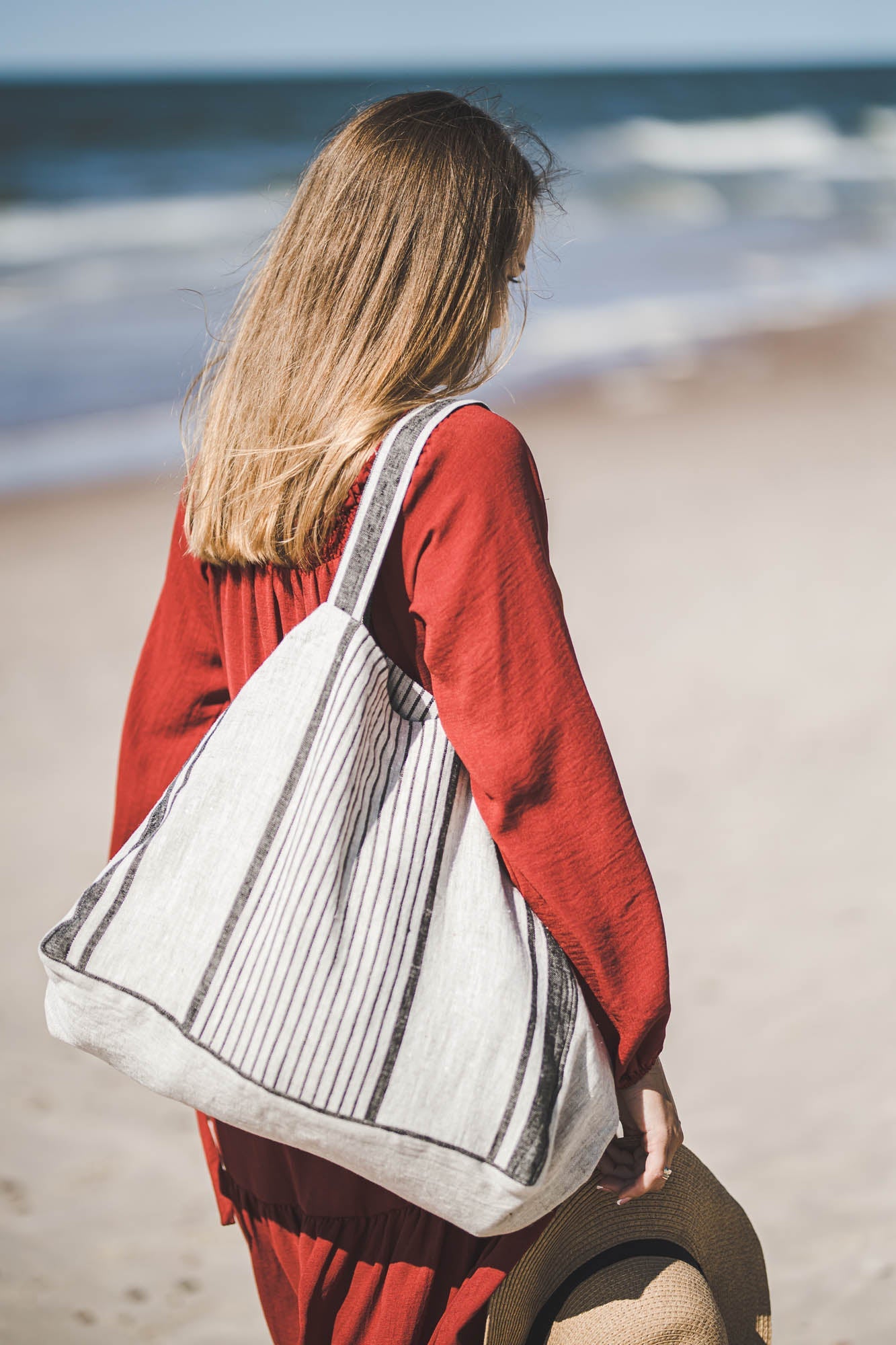 Strandtasche aus Leinen mit schwarzen Streifen