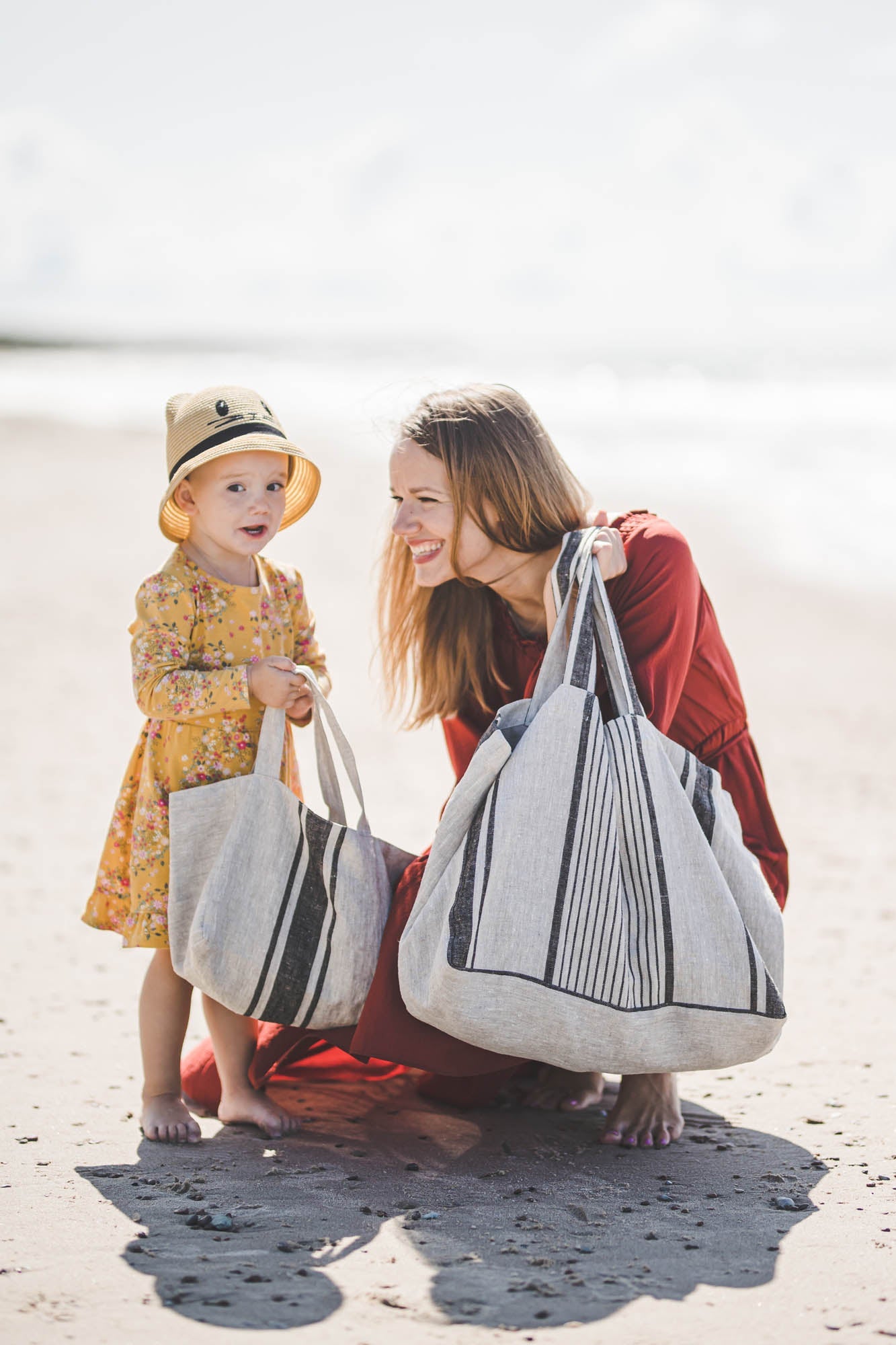 Strandtasche aus Leinen mit schwarzen Streifen
