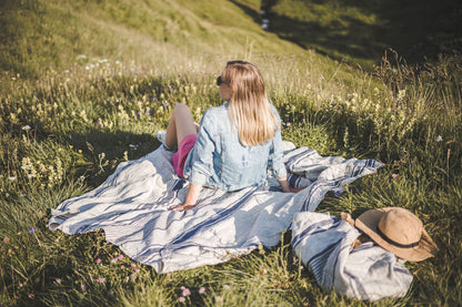 Strandtasche aus Leinen mit blauen Streifen