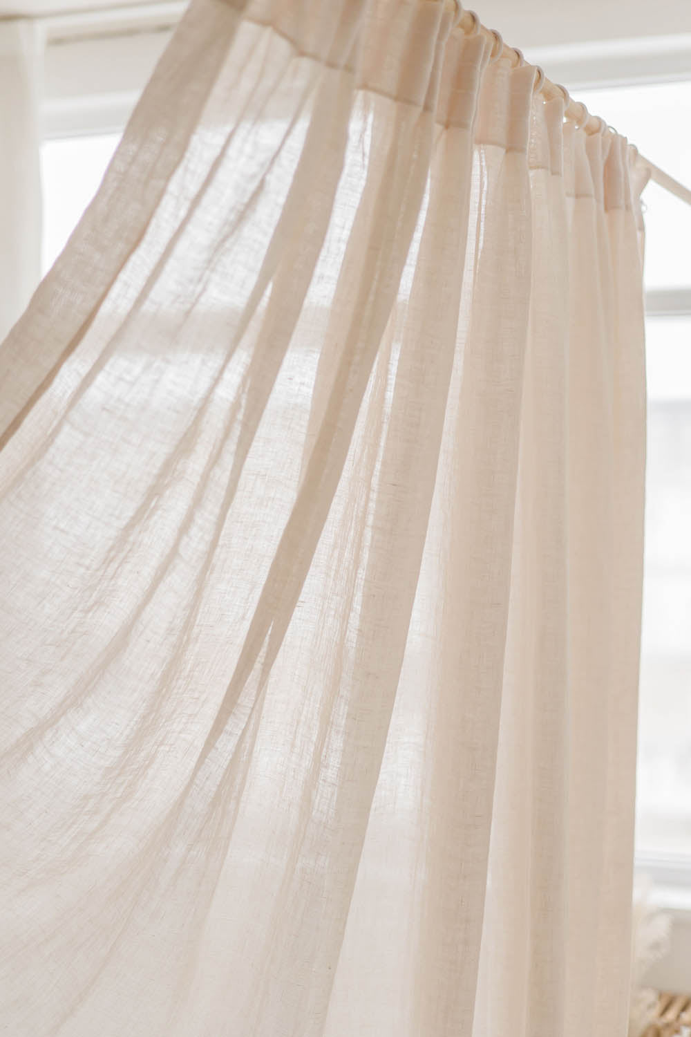 Transparenter Leinenvorhang mit Bleistiftfalten in Hellcreme