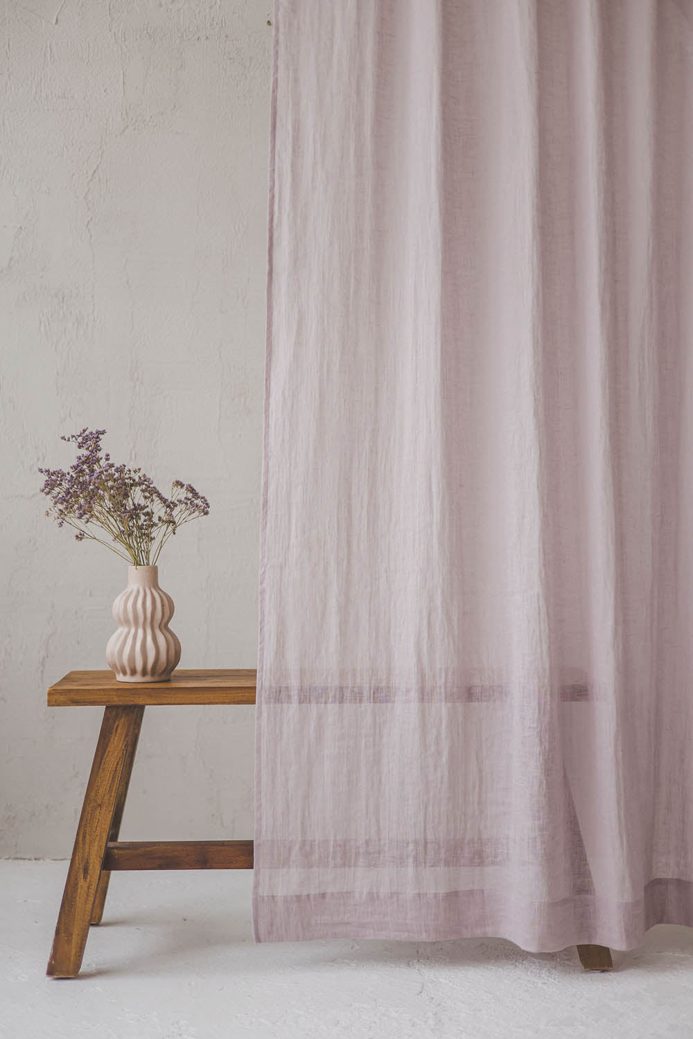 Hellfliederfarbener transparenter Leinenvorhang