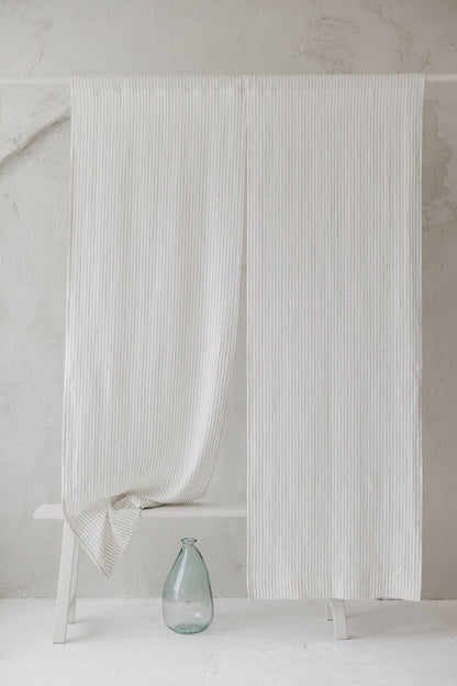 Weißer Noren-Vorhang aus Leinen mit schwarzen Streifen