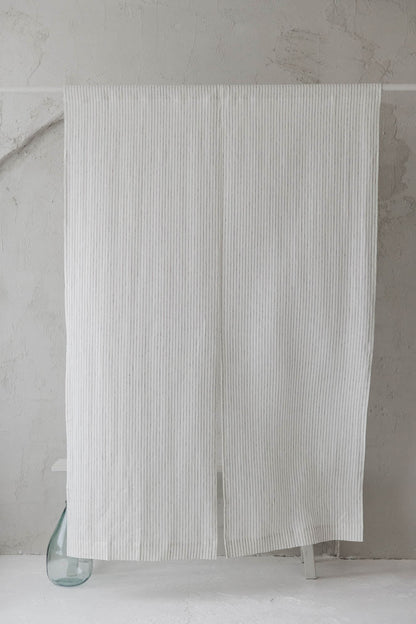 Weißer Noren-Vorhang aus Leinen mit schwarzen Streifen