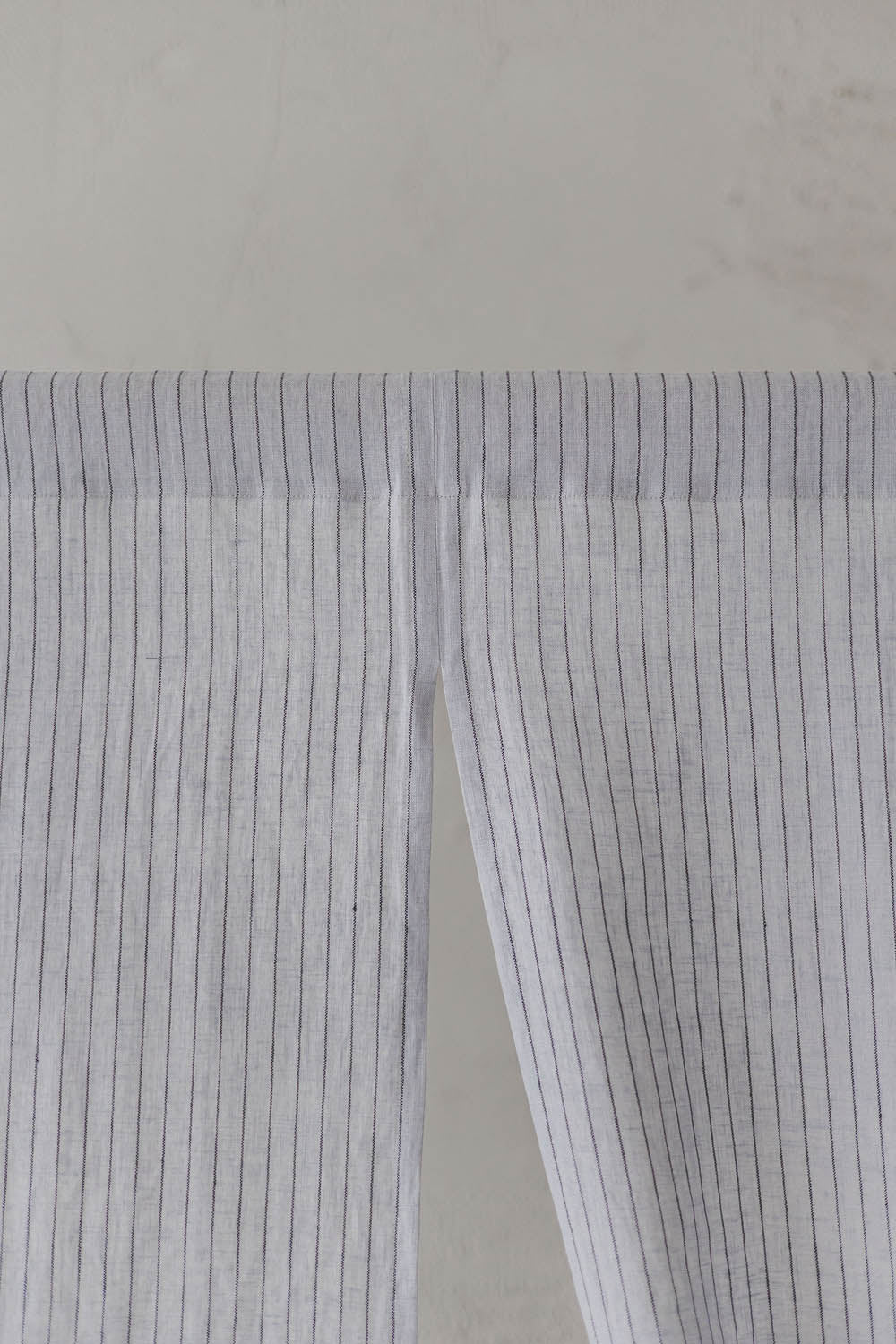 Grauer Noren-Vorhang aus Leinen mit schwarzen Streifen