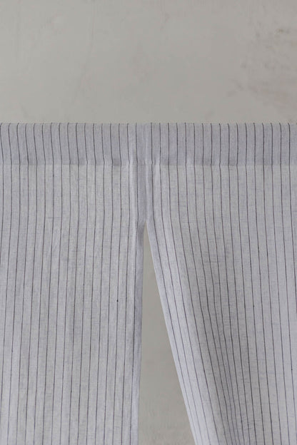 Grauer Noren-Vorhang aus Leinen mit schwarzen Streifen