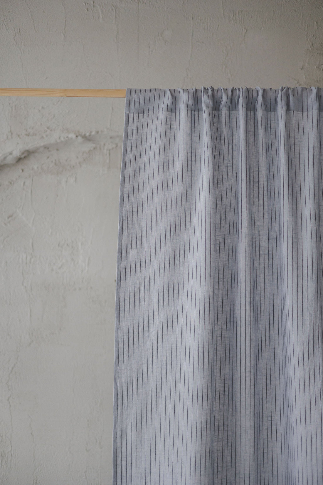 Grauer Leinenvorhang mit schwarzen Streifen