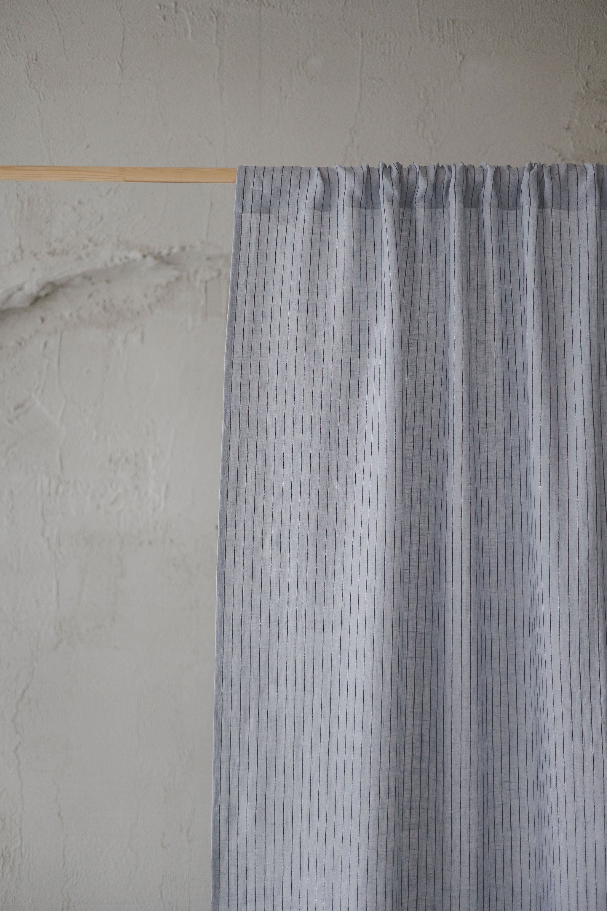 Grauer Leinenvorhang mit schwarzen Streifen