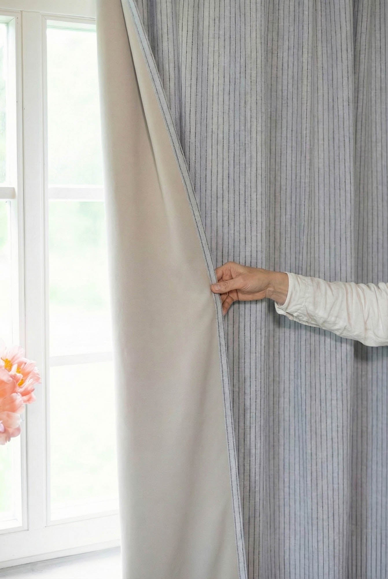 Verdunkelungsvorhang aus grau-schwarz gestreiftem Leinen mit multifunktionalem Kräuselband