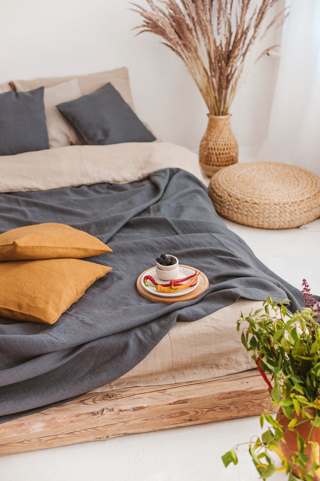 Anthrazitgraue Tagesdecke aus Leinen