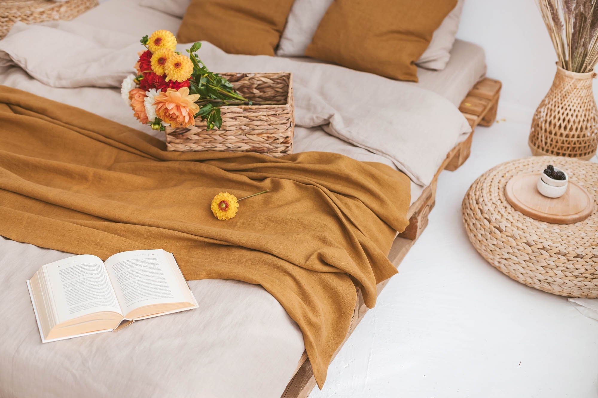 Kamelfarbene Leinen-Überwurfdecke