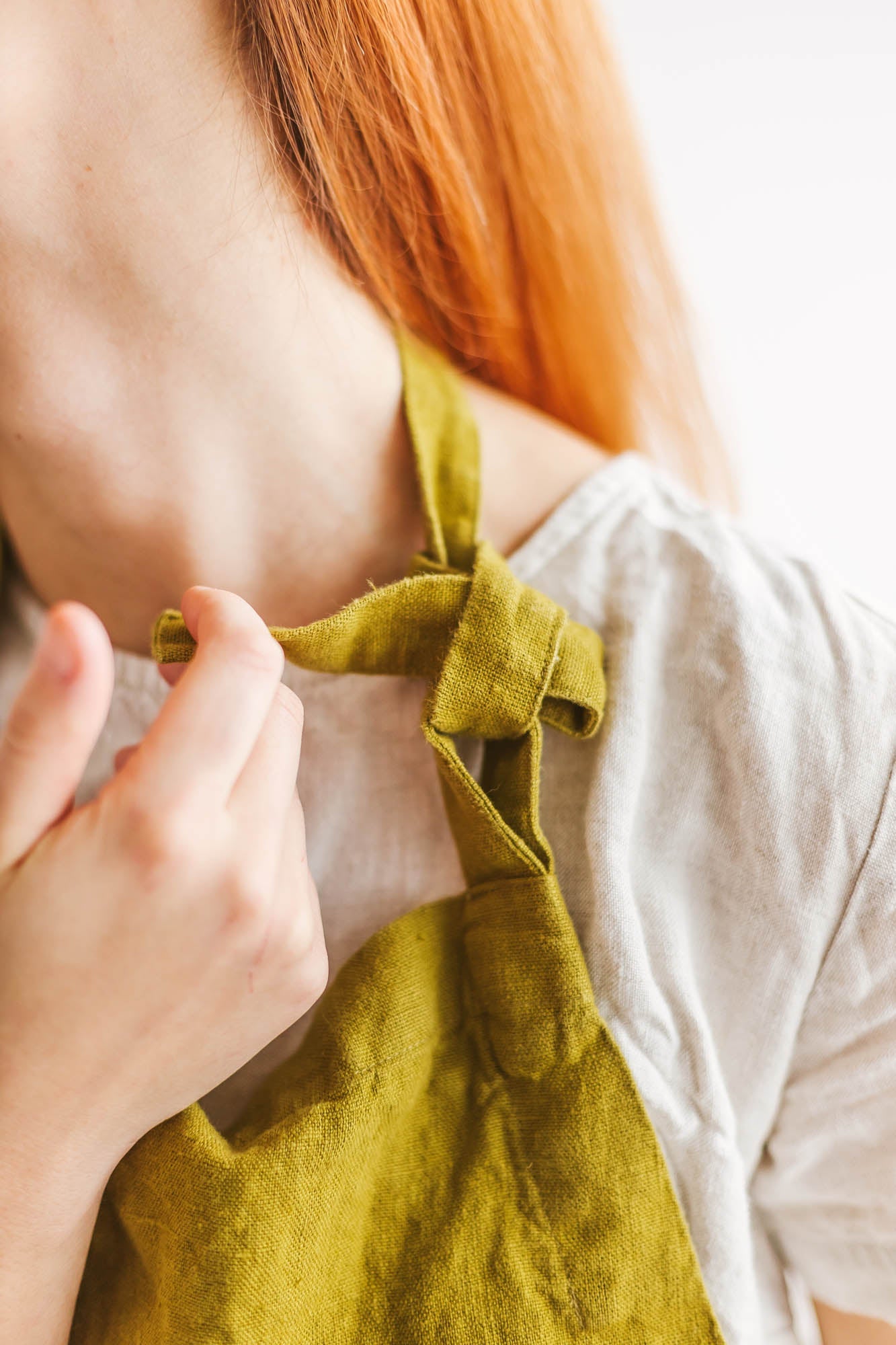 Olivgrüne Leinenschürze