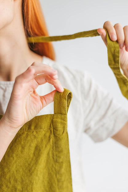 Olivgrüne Leinenschürze